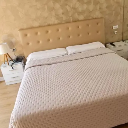מלון Hotel Holiday 3*