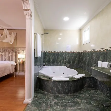 Hotel Holiday מלון
