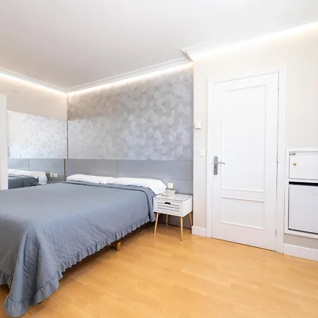 Hotel Holiday מלון 3*